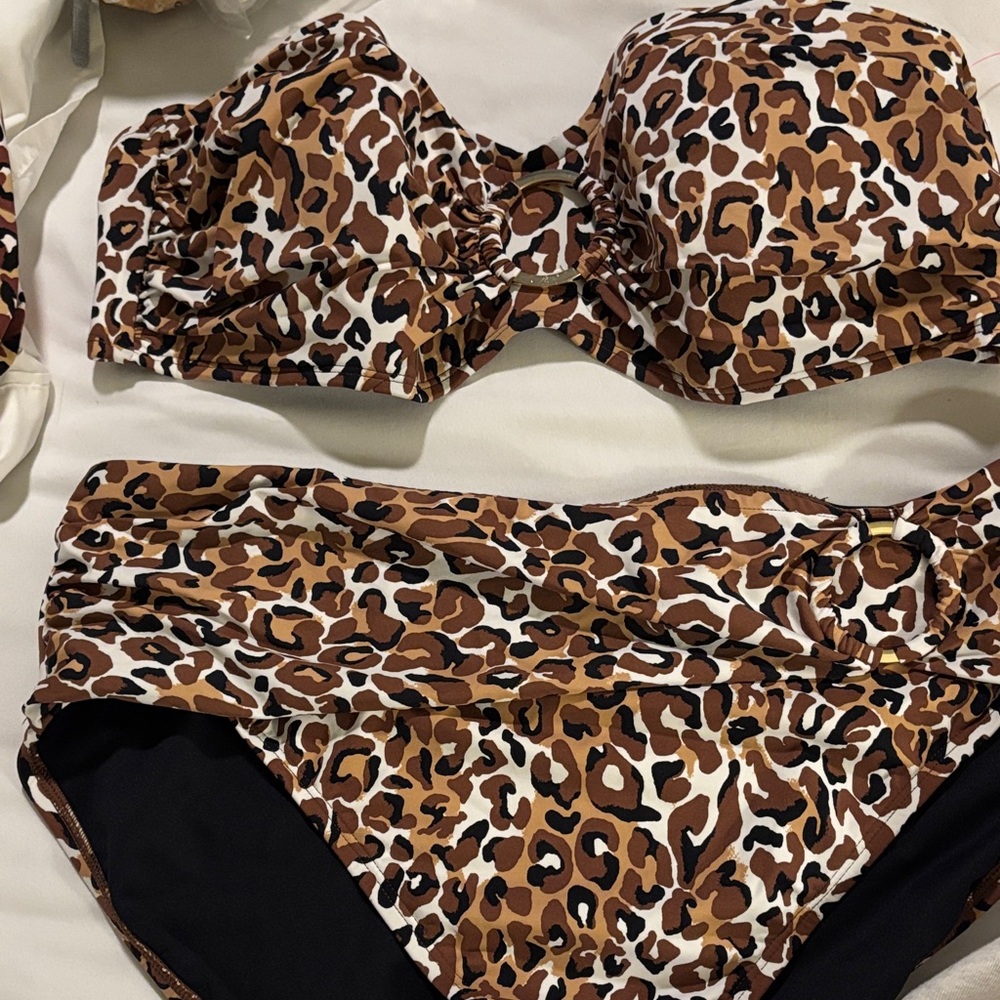 Lilly Pulitzer my favorite spot 2 piece swimsuit
Size 10 NWOT